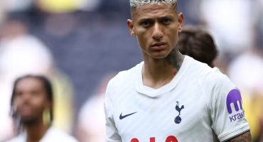 115932555-tottenham-hotspurs-brazilian-striker-09-richarlison-with-his-boots-after-the-pre-sea-1-