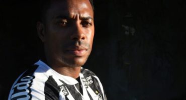 134590,ex-jogador-robinho-entrega-passaporte-ao-stj-3