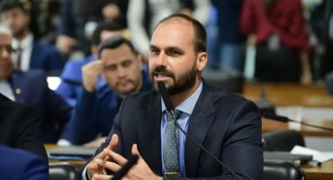 185708,pf-recomenda-demissao-de-eduardo-bolsonaro-por-abandono-de-cargo-decisao-cabe-ao-ministro-da-justica-3