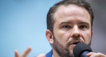 185870,ministro-defende-mais-impostos-e-restricoes-as-bets-temos-que-tratar-igual-cigarro-3