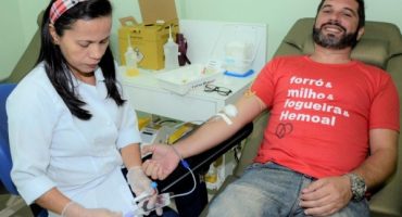 Camisa entregue aos doadores durante a campanha do Hemoal ressalta as festas juninasOlival Santos