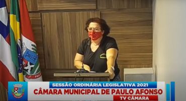 Foto: Ascom da APLB. Professora Esmeralda Patriota durante discurso na tribuna da Câmara desta segunda-feira, 22 de novembro.