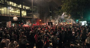 SÃO PAULO, 18h38: Manifestantes ocupam os dois sentidos da Avenida Paulista em protesto nesta sexta-feira (14) — Foto: Celso Tavares/G1