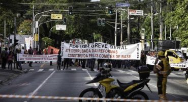 Estudantes fazem ato em frente à entrada principal da USP, zona oeste de São Paulo. Alunos protestam contra os cortes na educação e a reforma da Previdência - 15/05/2019 (Bruno Rocha/Fotoarena/Folhapress)