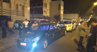 Carros funerários farão o transporte das vítimas | Thiago Correia/TV Pajuçara