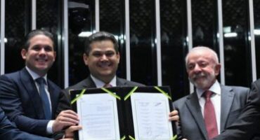davi-alcolumbre-promulgacao-pec-fim-6x1-foto-edilson-rodrigues-agencia-senado-372x372
