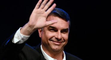 Brazil's right-wing presidential candidate and Senator Flavio Bolsonaro waves during a press conference in Brasilia on August 5, 2026, where he announced federal deputy Alfredo Gaspar as his running mate for the 2026 presidential election. (Photo by Evaristo Sa / AFP)