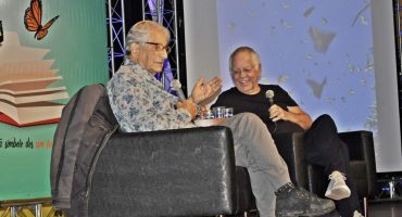 Fernando Gabeira e Nelson Motta participaram de encontro inédito no Flipoços — Foto: Tatiana Espósito