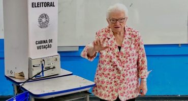 luiza-erundina-psol-vota-no-colegio-ee-rui-bloem-de-mirandopolis-zona-sul-de-sao-paulo-no-domingo-410-1791136991558_v2_1x1
