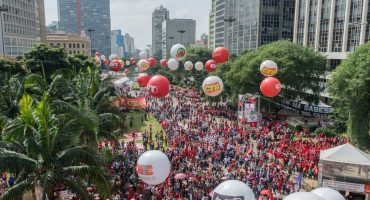 Ato da Central Única dos Trabalhadores (CUT) e movimentos populares no vale do Anhangabaú em 2015 — Foto: Fernando Zamora/Futura Press/Arquivo Estadão Conteúdo