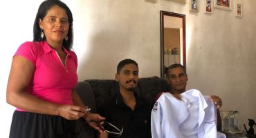 Médico Maurício Bernardo ao lado da mãe dona de casa e do pai cortador de cana Imagem: Felipe Chié/Arquivo pessoal