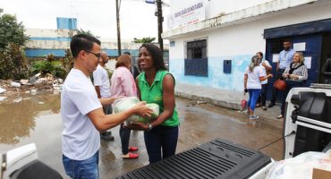 Voluntárias Sociais da Bahia entregam alimentos arrecadados no show de Luan Santana em asilos e creches

Na foto: Entrega dos alimentos na Creche Grão de Mostarda, em Periperi

Foto: Carol Garcia/GOVBA