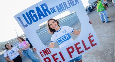 torcedoras-compram-ideia-e-engajam-na-campanha-lugar-de-mulher-e-no-rei-pele