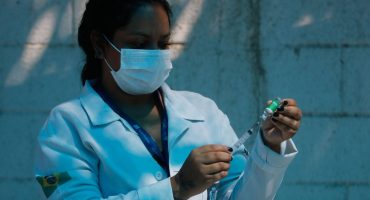 A técnica de enfermagem, Paula Roberta Moreira mostra a ampola da vacina contra a covid-19 antes de aplicar a injeção. Vacinação dos profissionais de saúde, veterinários e agentes funerários com 60 anos ou mais de idade, que estam na ativa, na Clínica da Família Estácio de Sá, na região central da cidade. O município do Rio de Janeiro ampliou hoje (27) o público-alvo da campanha de vacinação contra a covid-19.
