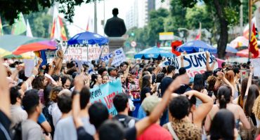 Rio de Janeiro, 16h08: Manifestantes se aglomeram no Centro do Rio — Foto: Marcos Serra Lima/G1